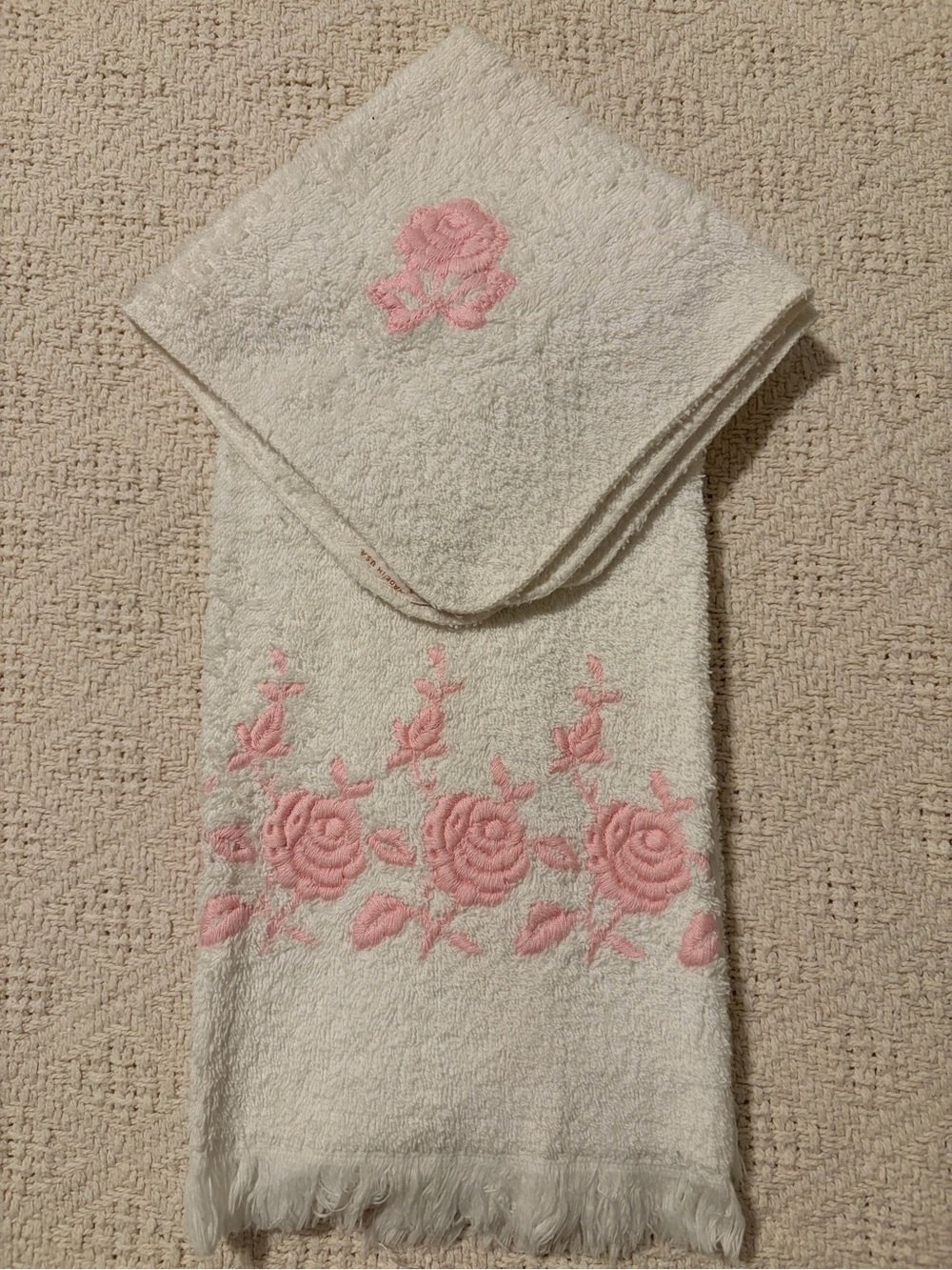 Vintage 1960’s Dundee hand towel & wash cloth white w/embroidered pink flowers